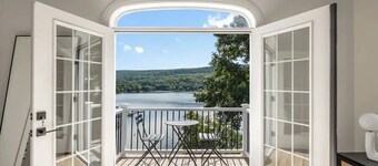 Entire Lakeview House ~ 1 hour to MetLife ~ Hot Tub~Firepit~Stunning View~Decks