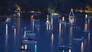 Una marina con varias embarcaciones amarradas durante la noche.