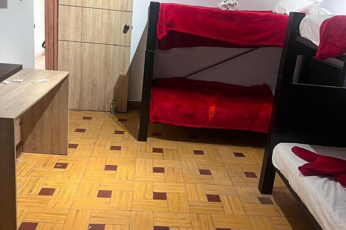 Family Quadruple Room, Connecting Rooms | Meja, ruang kerja komputer riba, Wi-fi percuma, cadar katil
