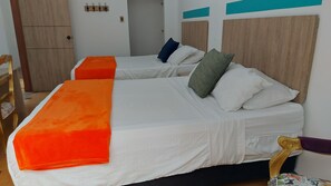 Superior driepersoonskamer | Een bureau, een laptopwerkplek, gratis wifi, beddengoed