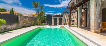 Holiday house SEASCAPE II with heated pool near the sea