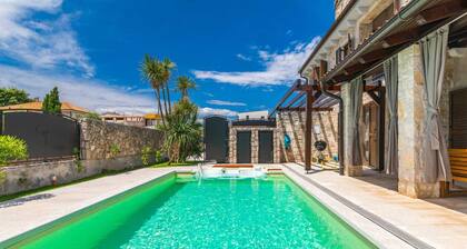 Holiday house SEASCAPE II with heated pool near the sea