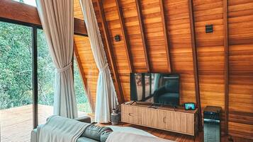 舒適小木屋 | 客廳 | 50 吋電視連數碼電視頻道、壁爐