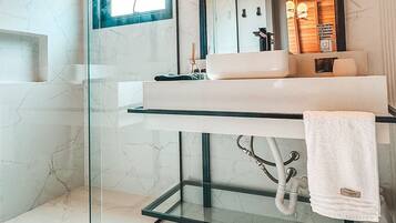 Comfort Chalet | Bathroom | Shower, rainfall showerhead, hair dryer, towels