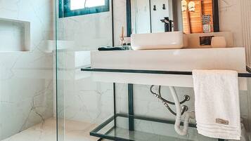 舒適小木屋 | 浴室 | 淋浴設備、雨淋花灑、風筒、提供毛巾