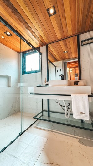 Comfort chalet | Badkamer | Een douche, een regendouche, een haardroger, handdoeken