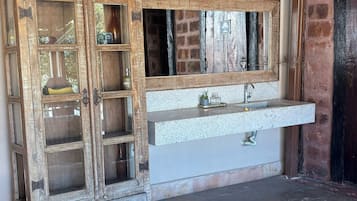 Regadera, toallas, jabón, papel de baño