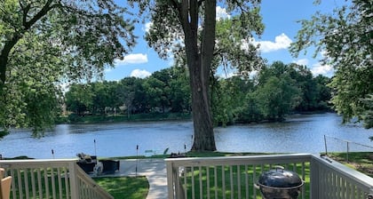 Riverfront Oasis: Parks+ Kayaks+Relaxation Await!