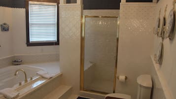Superior Room | Bathroom | Free toiletries, hair dryer, towels, soap