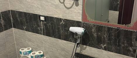 Un baño con inodoro, lavabo y ducha.