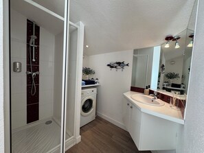 Serviettes fournies, savon, papier toilette