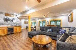 Smart TV, fireplace - 2024 built, 6 Bed/4 bath, Mountain Oasis w/a modern touch at Deep Creek Lake, Wisp Resort & Golf! (McHenry)