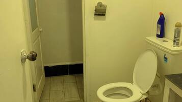 Haartrockner, Handtücher, Seife, Toilettenpapier