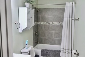 SĂšche-cheveux, serviettes fournies, savon, papier toilette
