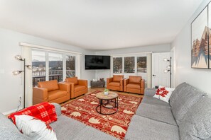 TV connectée, baby-foot, médiathèque, vidéothèque