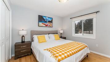 6 Schlafzimmer, Schreibtisch, Bügeleisen/Bügelbrett, Reisekinderbett