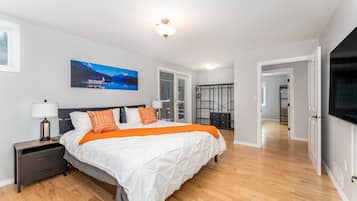 6 bedrooms, desk, iron/ironing board, travel cot