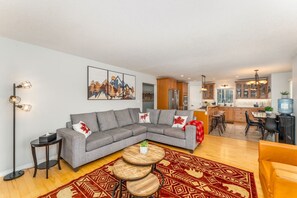 Smart-TV, fotballspill, musikkbibliotek og filmbibliotek