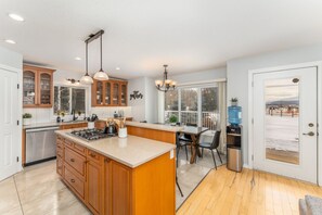 雪櫃、微波爐、焗爐、爐具