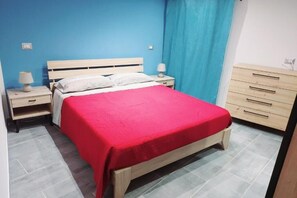 1 dormitorio, tabla de planchar con plancha, wifi y ropa de cama