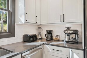 Microondas, horno, placa de cocina, lavavajillas