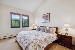 3 habitaciones, tabla de planchar con plancha, wifi y ropa de cama 