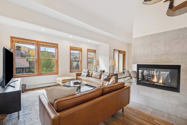 Televisión y chimenea 