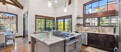 Mikrowelle, Ofen, Herdplatte, Geschirrspüler