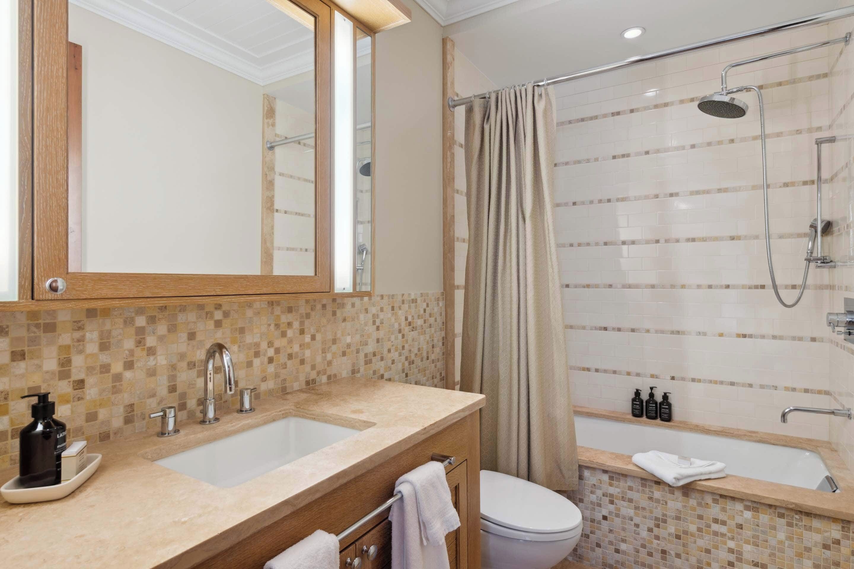 Ein Badezimmer mit Waschbecken, Toilette und Duschbereich.