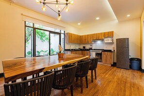 Réfrigérateur, micro-ondes, four, cafetière/bouilloire