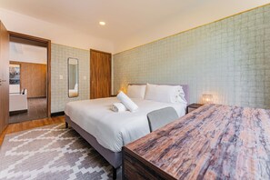 6 Schlafzimmer, Schreibtisch, Bügeleisen/Bügelbrett, Reisekinderbett