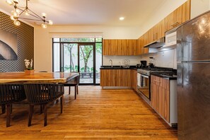 Kühlschrank, Mikrowelle, Ofen, Wasserkocher mit Kaffee-/Teezubehör