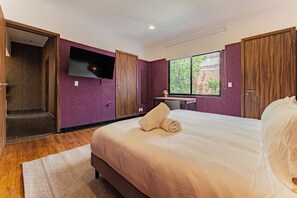 5 bedrooms, desk, iron/ironing board, travel crib