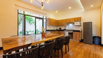 Fridge, microwave, oven, coffee/tea maker