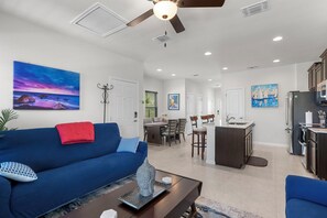 Living area - Relaxing 3BR Retreat Community Pool Gym (Manor)