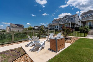 Exterior - Relaxing 3BR Retreat Community Pool Gym (Manor)