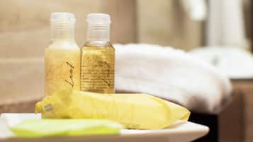 Habitación Arciduca | Bathroom | Shower, towels, soap, shampoo