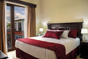 Klassieke kamer | Een kluis op de kamer, een bureau, een strijkplank/strijkijzer