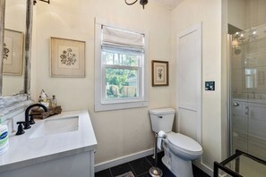 Hair dryer, towels, soap, shampoo - Charming! Remodeled 4-bedrm, 3 bath, less than 1 mile to Notre Dame. Super Clean (South Bend)