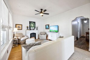 Smart TV - Charming! Remodeled 4-bedrm, 3 bath, less than 1 mile to Notre Dame. Super Clean (South Bend)