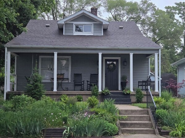 Exterior - Charming! Remodeled 4-bedrm, 3 bath, less than 1 mile to Notre Dame. Super Clean (South Bend)
