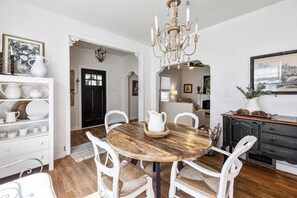 Dining - Charming! Remodeled 4-bedrm, 3 bath, less than 1 mile to Notre Dame. Super Clean (South Bend)
