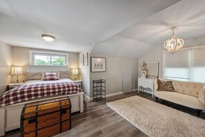 4 bedrooms, desk, iron/ironing board, free WiFi - Charming! Remodeled 4-bedrm, 3 bath, less than 1 mile to Notre Dame. Super Clean (South Bend)