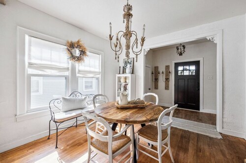 Charming! Remodeled 4-bedrm, 3 bath, less than 1 mile to Notre Dame. Super Clean