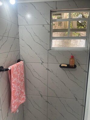 Séchoir à cheveux, serviettes fournies, savon, papier de toilette