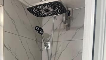 Secadora de cabello, toallas, jabón, papel de baño