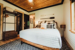 3 bedrooms, desk, travel cot, free WiFi