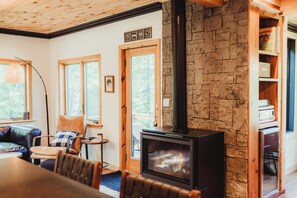 Smart-TV, Kamin, Bücher, Musikbibliothek