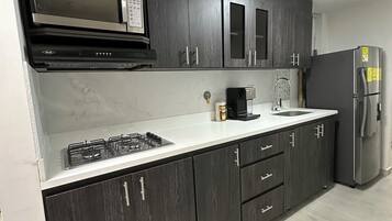 Refrigerador, microondas, cafetera y tetera y tostadora