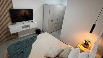 1 habitación, caja de seguridad en la habitación y escritorio